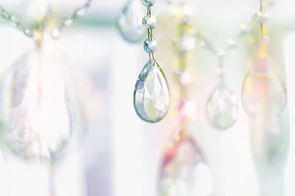 Asılı fırçalanmış cam kristalleri ile yansıtan güzel çok renkli ışık — Stok fotoğraf