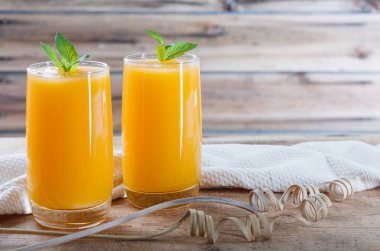 Masada nane yaprakları ile sağlıklı kabak meyve yüzlü.