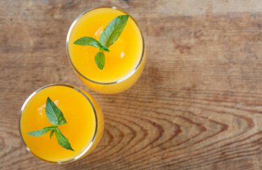 Eski ahşap masada nane yaprakları ile sağlıklı kabak meyve yüzlü.