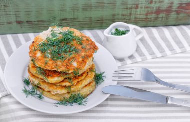 Kabak ve ekşi krema ve dereotu ile taze sebze lezzetli gözleme