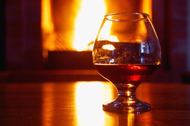 Eski tuğla şömine arka plan konyak bir bardak 