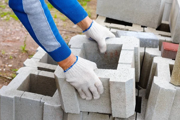 Trabajador carga bloques de cemento de cemento para la construcción — Foto de Stock