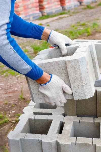 Trabajador carga bloques de cemento de cemento para la construcción —  Fotos de Stock