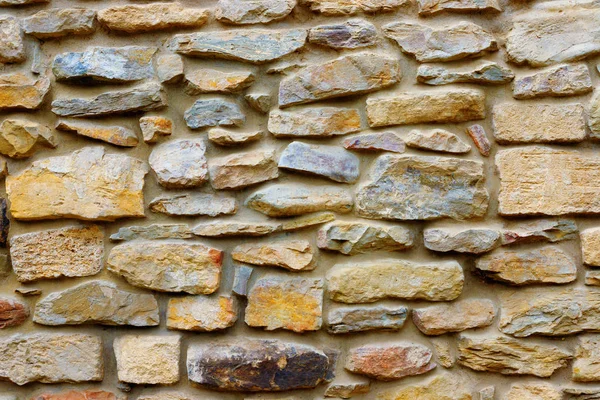 Textur einstürzende Steinmauer des alten Hauses mit Ziegelmauerwerk. — Stockfoto