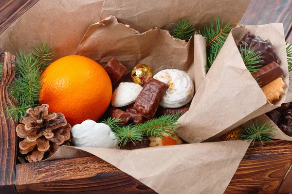 Вкусные сладости, шоколад, печенье и апельсины для подарков в — стоковое фото