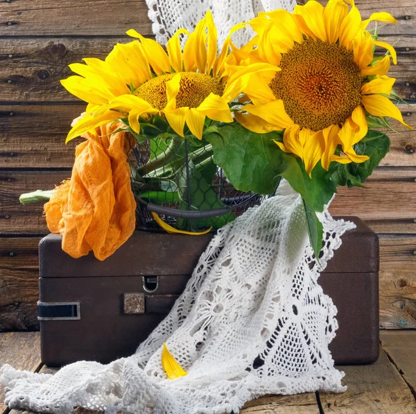 Ahşap masa üzerinde parlak ayçiçeği buketi — Stok fotoğraf