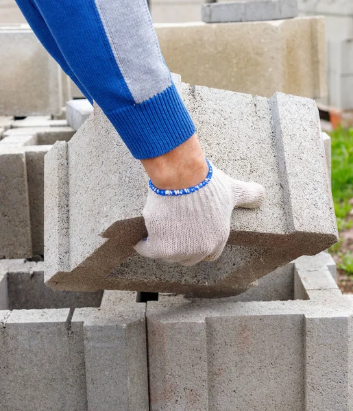 Trabajador carga bloques de cemento de cemento para la construcción — Foto de Stock