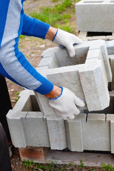 Pracownik ładuje bloki żużlarki z gnojowicy cementowej do budowy — Zdjęcie stockowe
