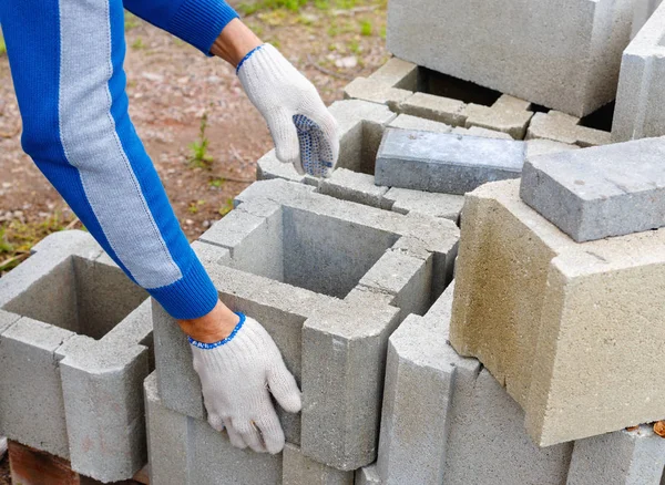 Pracownik ładuje bloki żużlarki z gnojowicy cementowej do budowy — Zdjęcie stockowe