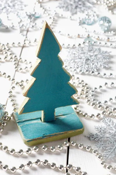 Alte Vintage-Weihnachtsbaum handgemachtes Spielzeug mit Perlen und Schneeflocke — Stockfoto