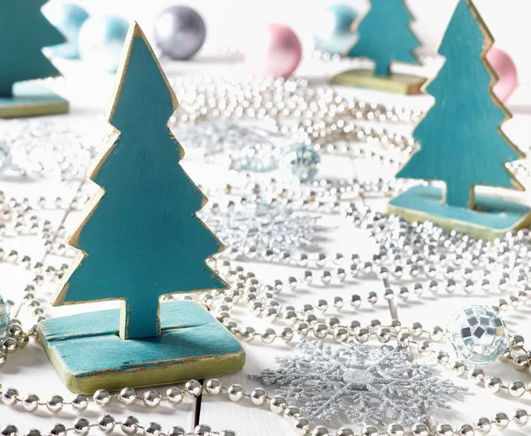 旧复古圣诞树手工玩具与珠子和雪花 — 图库照片