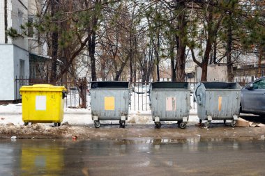Sokakta çöp toplamak için plastik kaplar