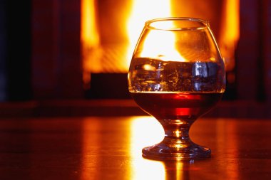 Eski tuğla şömine arka plan konyak bir bardak 