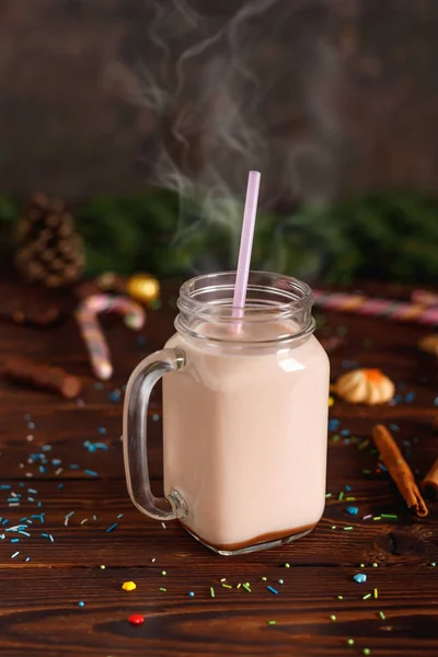 Glas heißer Kakao mit Milch, Zimt, Bonbons und Strohschlauch — Stockfoto