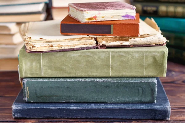Montón de libros antiguos de época en estante de madera en la biblioteca de la escuela —  Fotos de Stock