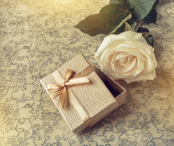 Πανέμορφο λευκό τριαντάφυλλο με ένα πλαίσιο χρυσή δώρο για ημέρα του Αγίου Βαλεντίνου — Φωτογραφία Αρχείου