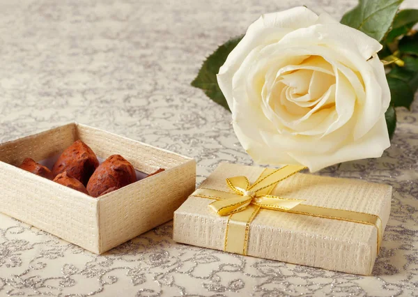 Hermosa rosa blanca con caja de regalo de oro y trufas de chocolate para el día de San Valentín —  Fotos de Stock