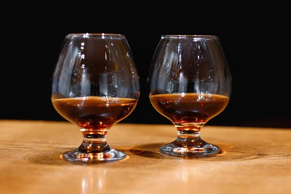 Due calici di brandy sul vecchio bancone in legno — Foto Stock