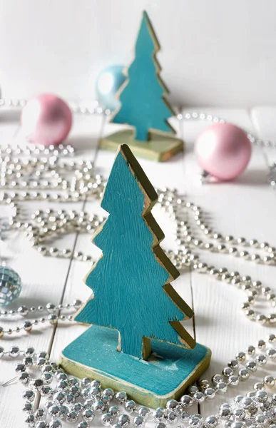 旧复古圣诞树手工玩具与珠子和雪花 — 图库照片