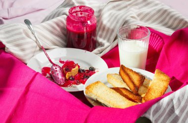 Parlak crims üzerinde ev yapımı frenk üzümü reçeli ile lezzetli tost ekmek