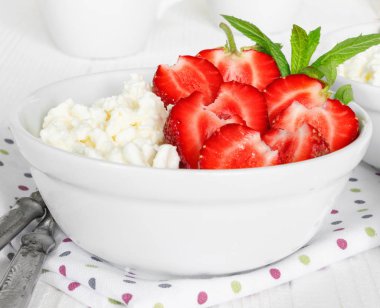 Taze kırmızı olgun çilek ve doğal süzme peynir ile beyaz kase