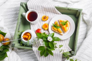 Ev yapımı kayısı reçeli enfes tost ekmeği