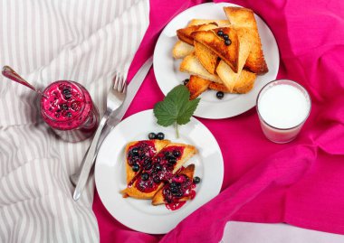 Ev yapımı Frenk üzümü reçeli süt ile lezzetli tost ekmeği 