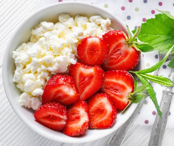 White bowl with fresh red ripe strawberries and natural cottage cheese — Stock Photo, Image