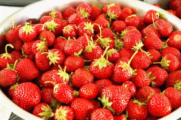 Large box of ripe tasty strawberries. Summer harvest. — Stock Photo, Image