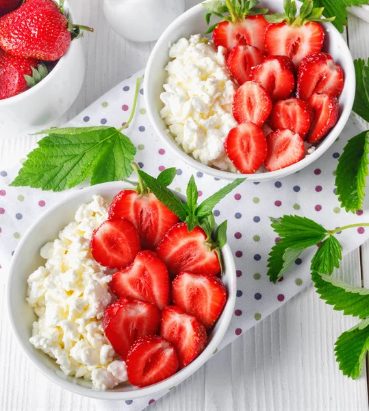 Biała miska ze świeżymi czerwonymi truskawkami i naturalnym twarożkiem — Zdjęcie stockowe