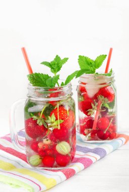 Güzel havlu üzerinde taze olgun çilek içeceği ile iki bardak 