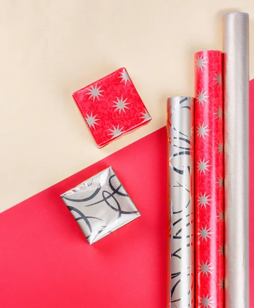 Caixas de presente dourado e papel de embrulho vermelho sobre fundo brilhante — Fotografia de Stock