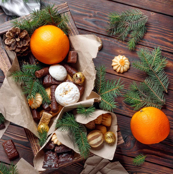 Heerlijke snoepjes, chocolaatjes, koekjes en sinaasappels voor cadeaus in — Stockfoto