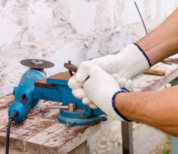 Trabajador hace reparaciones con herramientas eléctricas martillo y alicates en el patio trasero —  Fotos de Stock