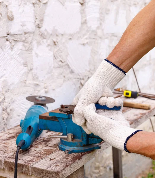 Arbetaren gör reparationer med elverk tyg hammare och tång i bakgård — Stockfoto