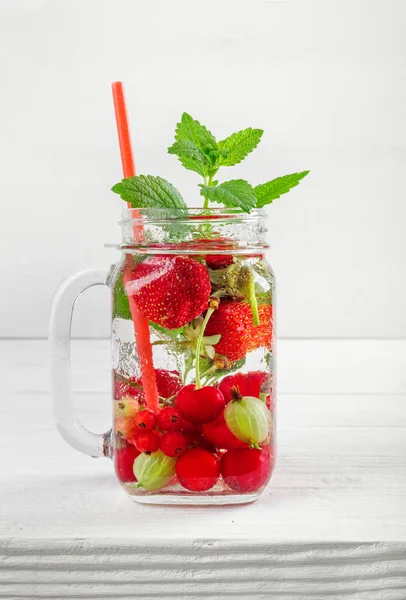 Bevanda fresca fresca di ciliegia succosa matura, fragola, ribes e bacche di uva spina — Foto Stock