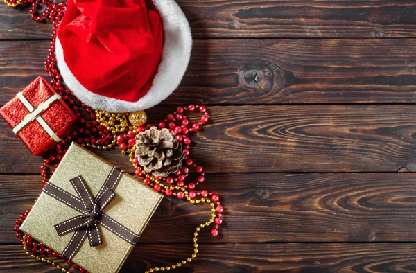 Geschenkschachteln mit Perlen, Spielzeug und Weihnachtsmann-Hut — Stockfoto