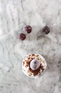 Güzel mermer tezgah ba kiraz çilek ile dondurma