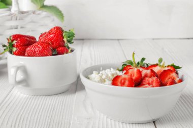 Taze kırmızı olgun çilek ve doğal süzme peynir ile beyaz kase