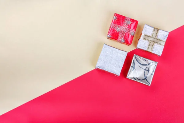 Goldene Geschenkschachtel auf rotem Hintergrund. Ansicht von oben flach legen Gruppe Objekt — Stockfoto