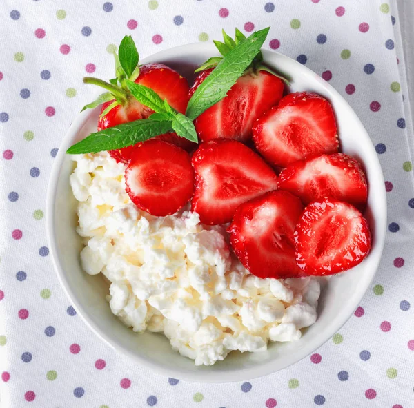 White bowl with fresh red ripe strawberries and natural cottage cheese — Stock Photo, Image