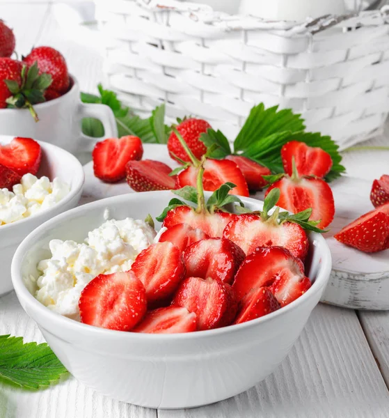 White bowl with fresh red ripe strawberries and natural cottage cheese — Stock Photo, Image