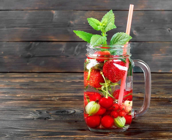 Bevanda fresca fresca di ciliegia succosa matura, fragola, ribes e bacche di uva spina — Foto Stock