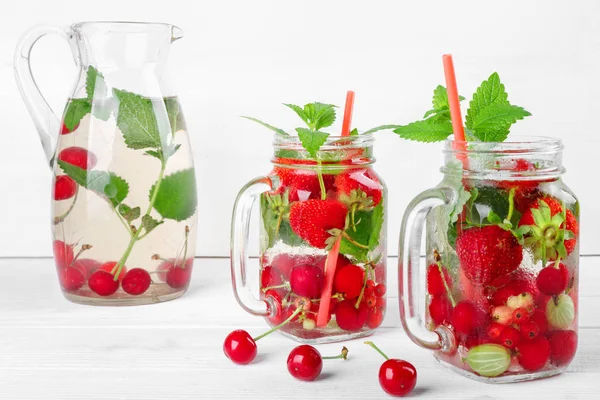 Bevanda fresca fresca di ciliegia succosa matura, fragola, ribes e bacche di uva spina — Foto Stock