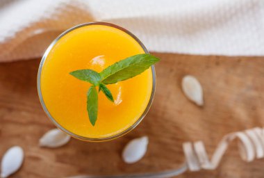 Tohum ve nane yaprakları ile sağlıklı kabak meyve yüzlü . Üst görünüm düz döşeme grubu nesneleri