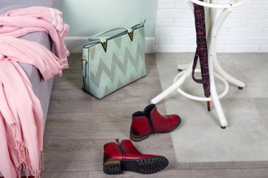 Elbise ve ayakkabılarla süslü bir koridor.