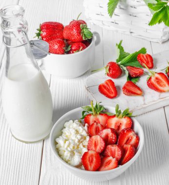 Taze kırmızı olgun çilek ve doğal süzme peynir ile beyaz kase