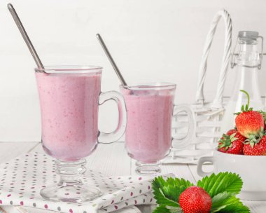 Beyaz ahşap masa üzerinde taze çilek ve yoğurt smoothie cam 
