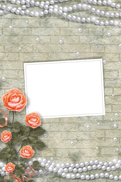 假日卡片与珍珠和美丽的红色玫瑰花束在绿色纸背景 — 图库照片