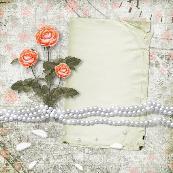 Tarjeta de vacaciones con perlas y ramo de hermosas rosas rojas sobre fondo de papel verde — Foto de Stock